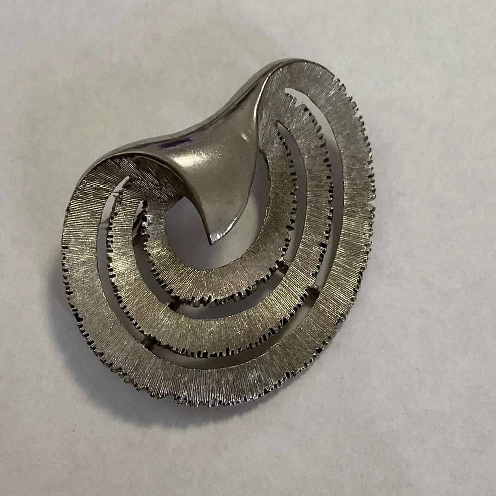 VINTAGE‎ SIGNED JJ JONETTE SILVER TONE ABSTRACT BROOCH
